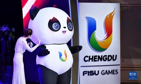 7月29日，成都大運(yùn)會吉祥物“蓉寶”在聯(lián)歡會現(xiàn)場。新華社記者 張端 攝