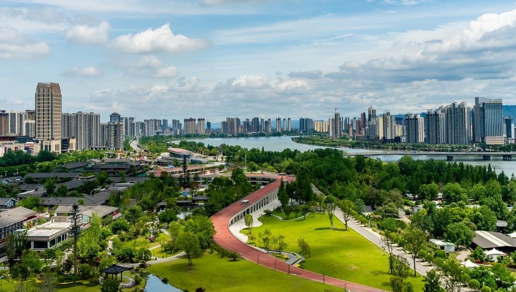 4月30日拍攝的天漢濕地公園景色。新華社發(fā)（李偉 攝）