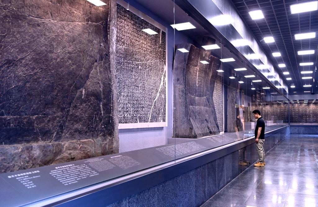 近日拍攝的陜西省漢中市博物館“石門(mén)十三品”陳列室。新華社記者 劉瀟 攝