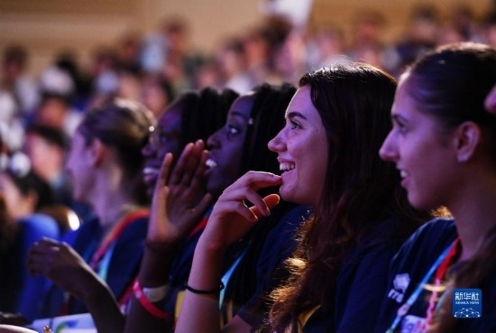 7月29日，外國運(yùn)動員在聯(lián)歡會現(xiàn)場觀看節(jié)目。新華社記者 張端 攝