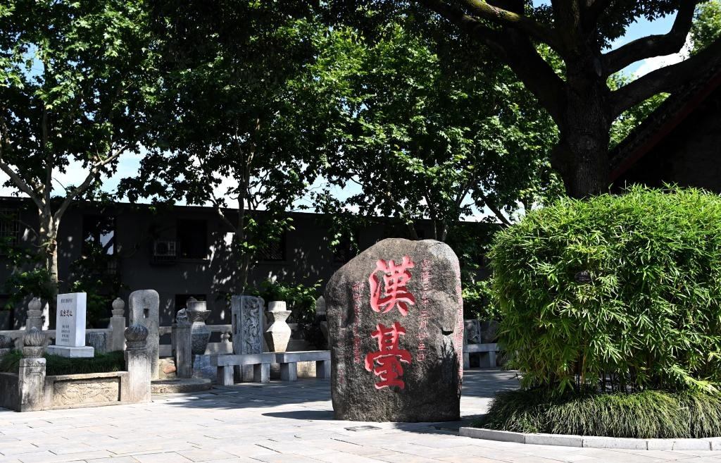 近日拍攝的陜西省漢中市博物館內(nèi)的“漢臺(tái)”石碑。新華社記者 劉瀟 攝