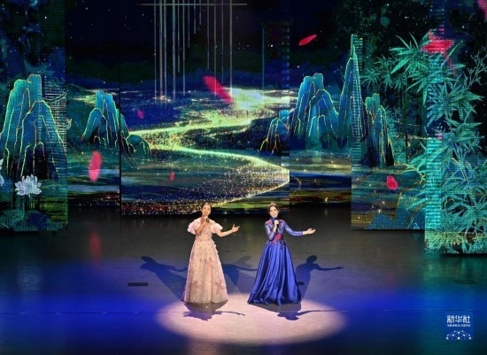 7月29日，演員在聯(lián)歡會現(xiàn)場演唱。新華社記者 蔡湘鑫 攝