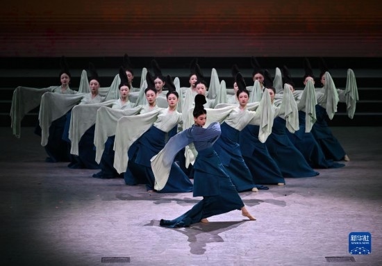 7月29日，演員在聯(lián)歡會現(xiàn)場表演《只此青綠》。新華社記者 蔡湘鑫 攝