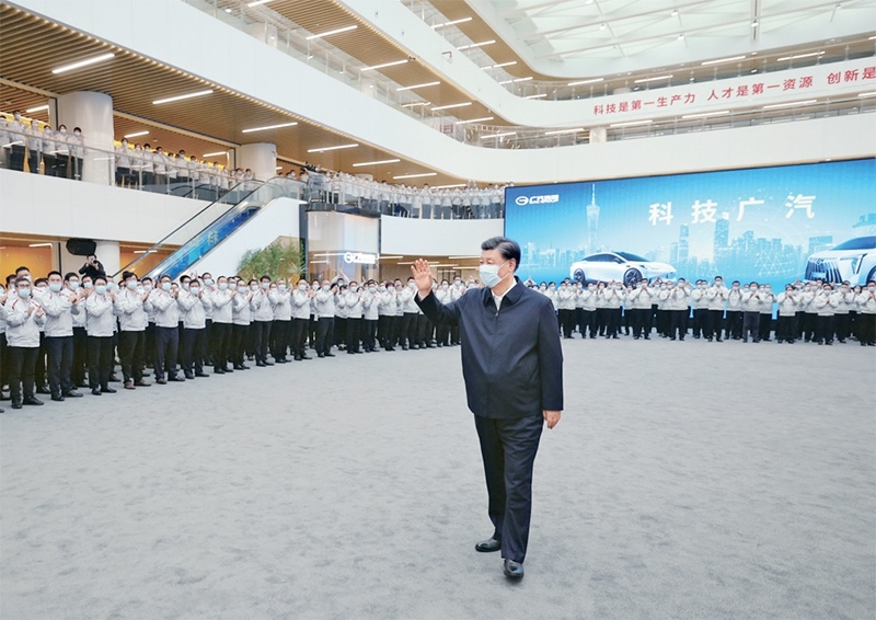 2023年4月10日至13日，中共中央總書記、國(guó)家主席、中央軍委主席習(xí)近平在廣東考察。這是12日下午，習(xí)近平在廣汽研究院向職工們揮手致意。 新華社記者 鞠鵬/攝