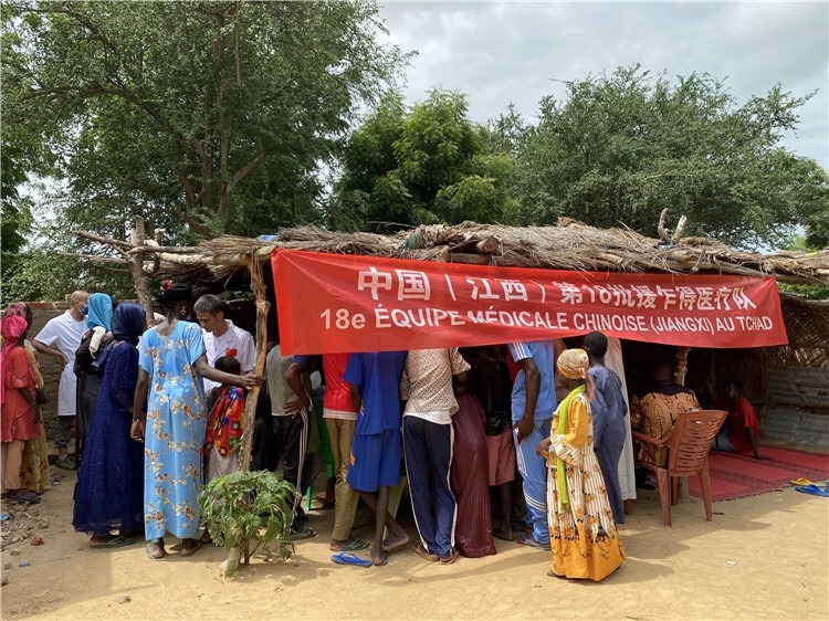 圖為草棚下的就診患者。中國駐乍得醫(yī)療隊供圖