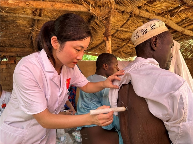 圖為吉安市中心人民醫(yī)院中醫(yī)科副主任醫(yī)師王李妮為患者進(jìn)行針灸治療。中國駐乍得醫(yī)療隊提供