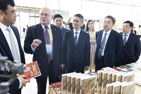 與會(huì)嘉賓參觀(guān)主題書(shū)展。人民畫(huà)報(bào)社供圖