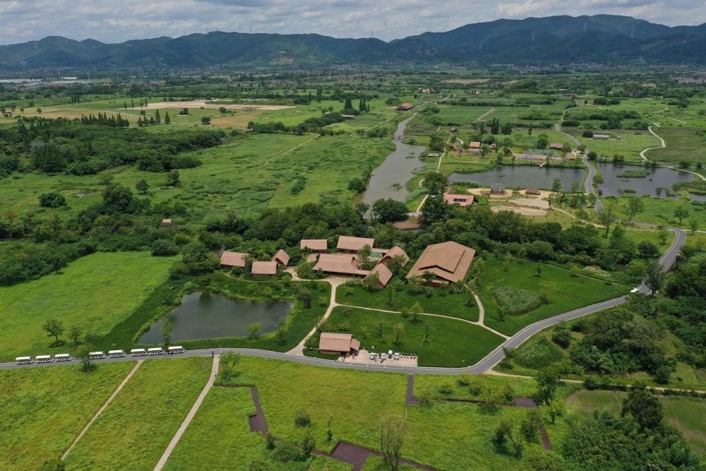 這是在浙江省杭州市余杭區(qū)拍攝的良渚古城遺址公園（2022年7月6日攝，無(wú)人機(jī)照片）。新華社記者 黃宗治 攝