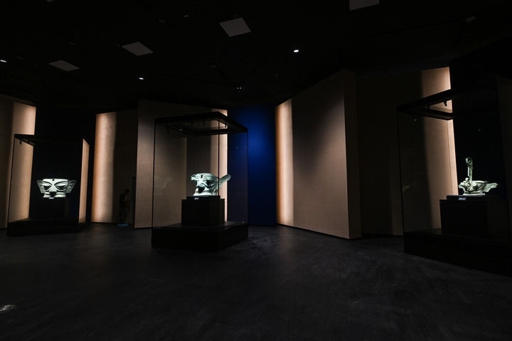 7月26日在三星堆博物館新館拍攝的展品。新華社記者 王曦 攝