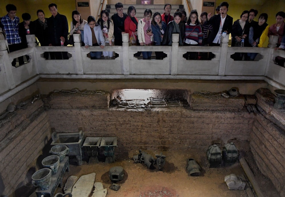 游客在河南安陽(yáng)殷墟宮殿宗廟遺址內(nèi)的婦好墓參觀（2018年10月12日攝）。新華社記者 李安 攝