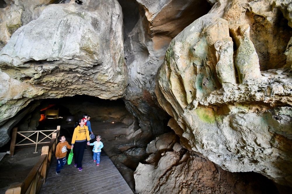 游人在位于福建省三明市三元區(qū)巖前鎮(zhèn)的萬(wàn)壽巖遺址船帆洞游覽（2020年4月9日攝）。新華社記者 姜克紅 攝
