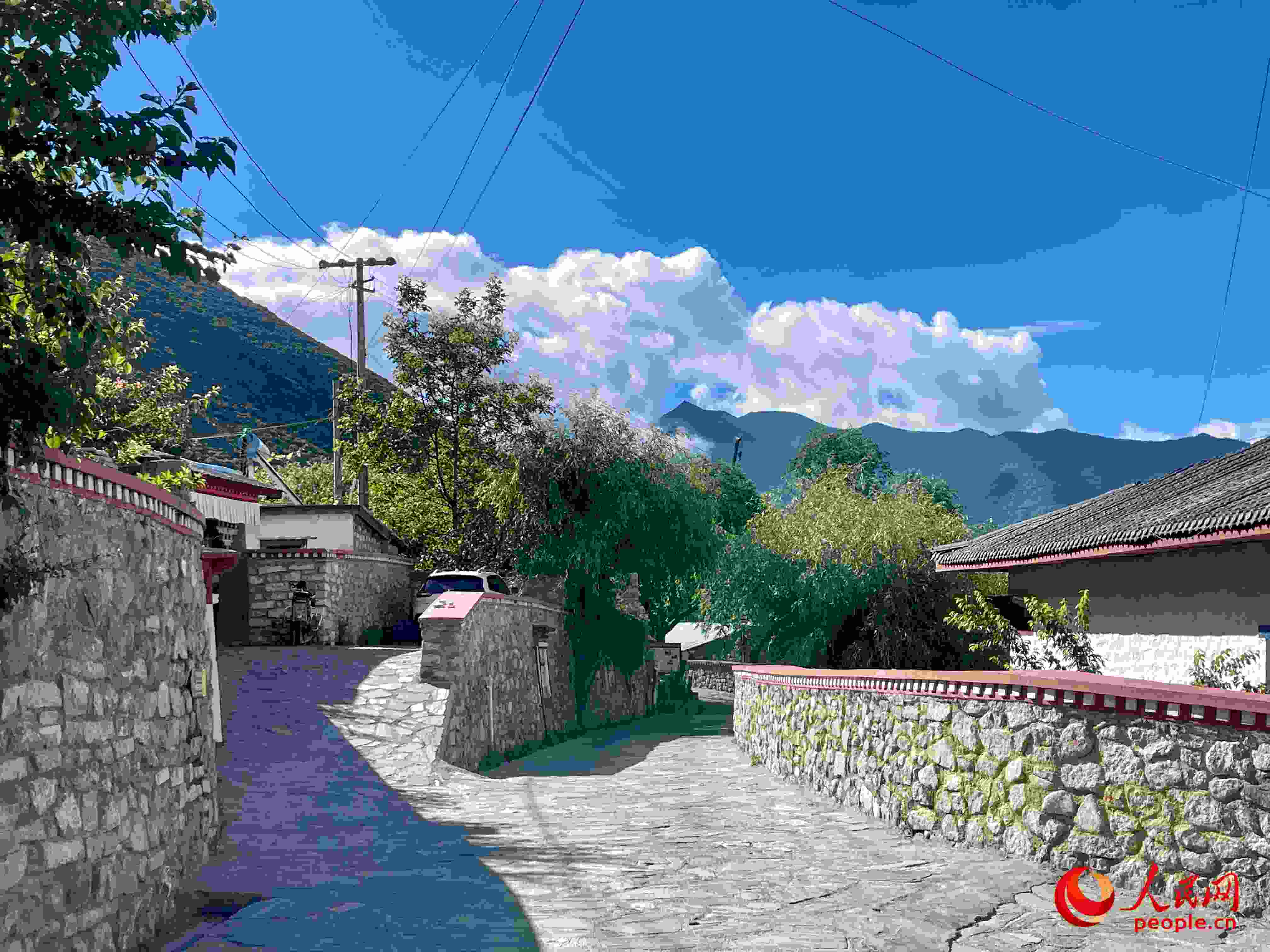 嘎拉村的村貌。人民網(wǎng) 周靜圓攝