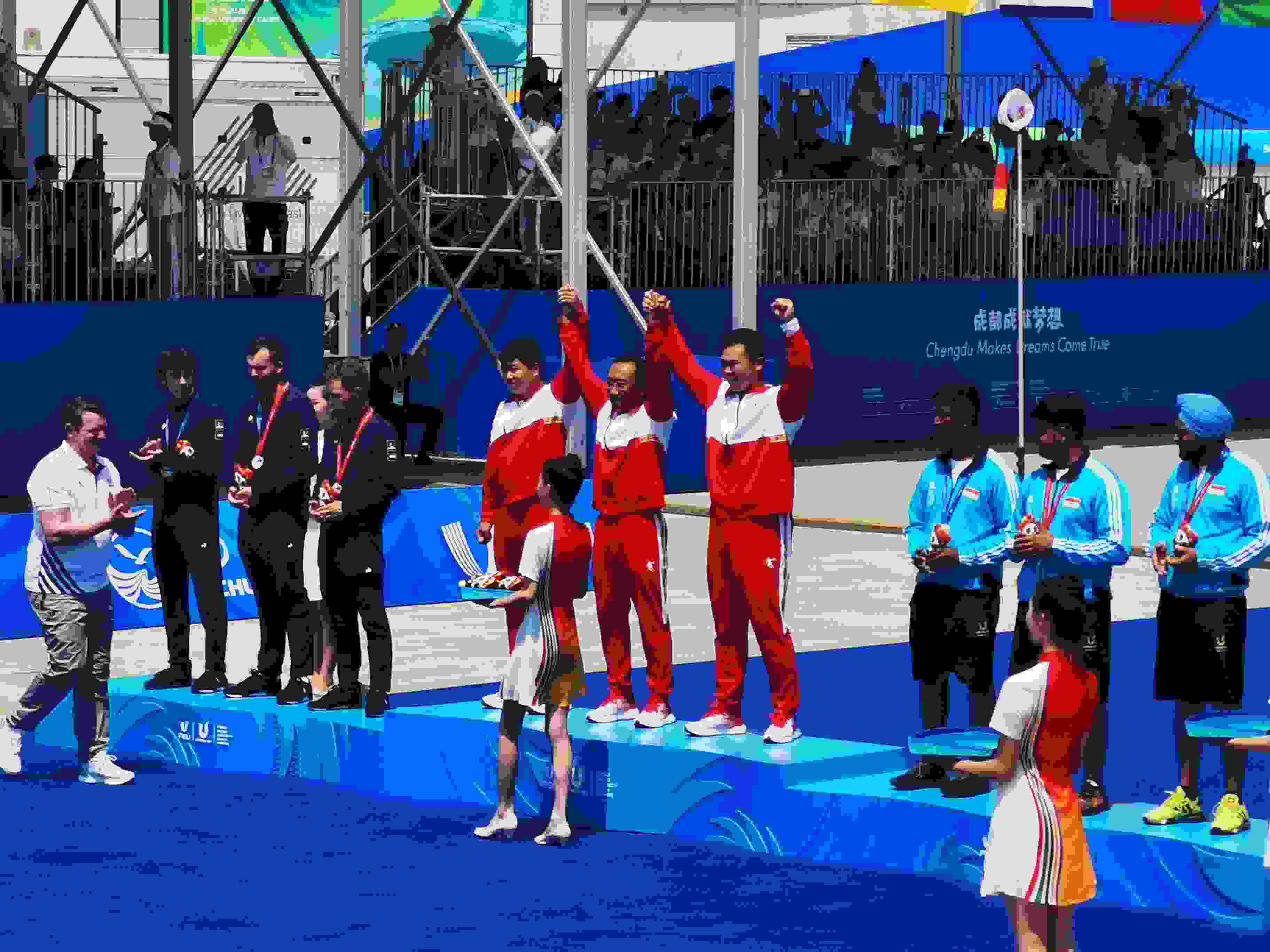 7月30日，在成都大運會男子復合弓團體頒獎儀式中，中國隊慶祝奪得冠軍。 人民網(wǎng)記者 楊磊攝