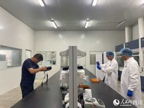 記者在位于成都市大邑縣的海光食品有限公司進行采訪。人民網(wǎng)記者 何旭攝