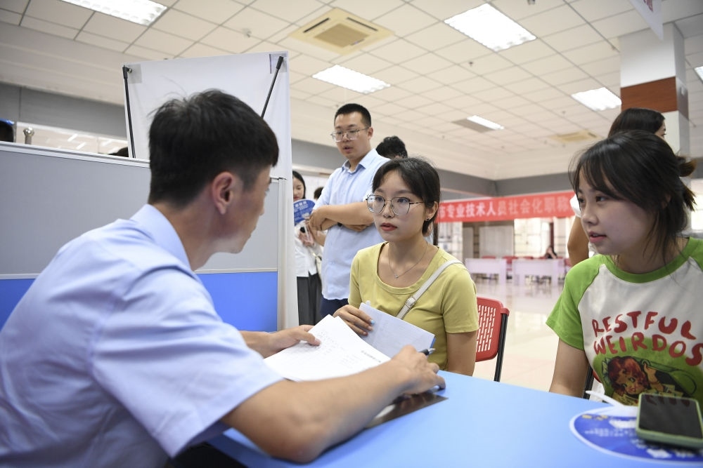 2023年7月29日，“揚(yáng)就業(yè)之帆，啟夢想之旅”2023年寧夏（銀川）離校未就業(yè)高校畢業(yè)生招聘會在寧夏（銀川）人力資源服務(wù)產(chǎn)業(yè)園舉行。求職者（右）在招聘會現(xiàn)場與用人單位交流。新華社記者 馮開華 攝