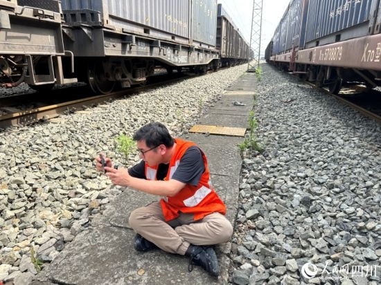 記者在成都北編組站編組場拍攝。人民網(wǎng)記者 王紹紹攝