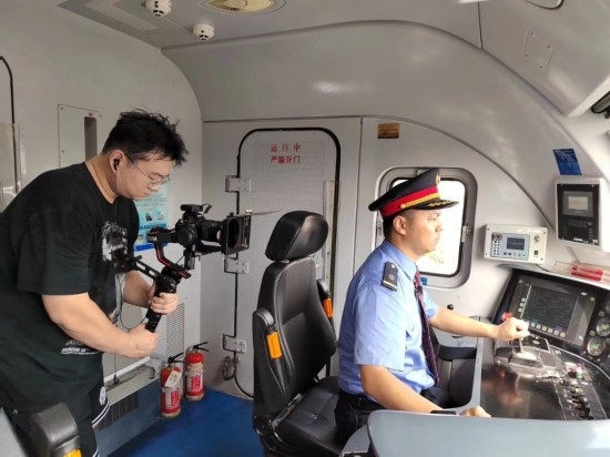 記者采訪中歐班列（成都）首發(fā)司機仲俊斕。成都機務(wù)段供圖