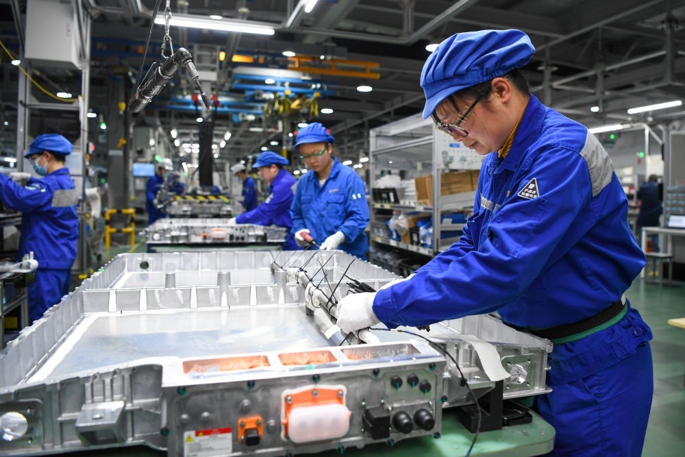 在位于江蘇常州溧陽的上汽時代動力電池系統(tǒng)有限公司，工人在車間進(jìn)行電池生產(chǎn)（2023年2月16日攝）。常州市擁有鋰電池電芯及配套生產(chǎn)企業(yè)120余家，動力電池產(chǎn)業(yè)2022年實(shí)現(xiàn)產(chǎn)值超1700億元。新華社記者 李博 攝