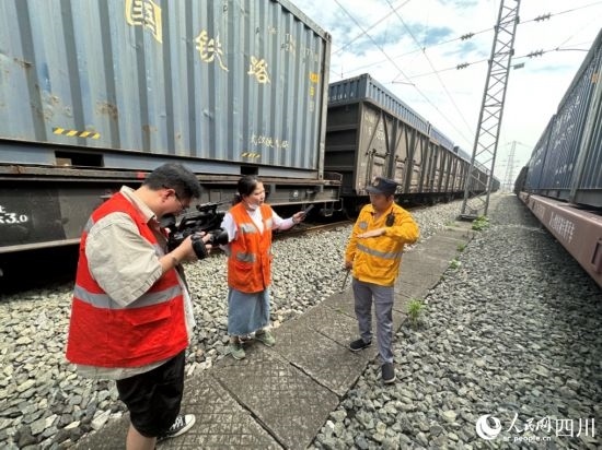 記者采訪中歐班列（成都）首發(fā)班列“專檢小組”組長劉偉。人民網(wǎng)記者 王波攝
