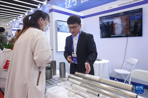 4月8日，參展商在2023中國中小企業(yè)發(fā)展大會“專精特新”中小企業(yè)展覽會上向觀眾介紹產(chǎn)品。新華社記者 龍雷 攝