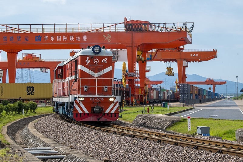 △2023年7月25日，在浙江省金華市華東國際聯(lián)運(yùn)港，一輛“義新歐”中歐班列裝載著110個標(biāo)箱日用百貨、家用電器、家裝材料等貨物，啟程駛向哈薩克斯坦。