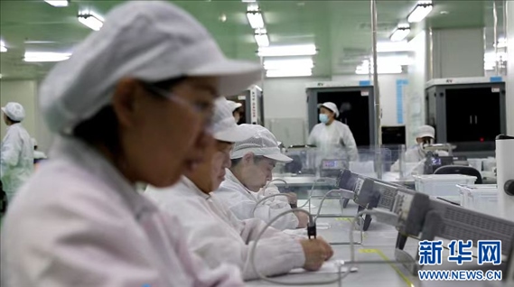 工人在大連達利凱普科技股份公司生產(chǎn)車間工作。新華網(wǎng)發(fā)