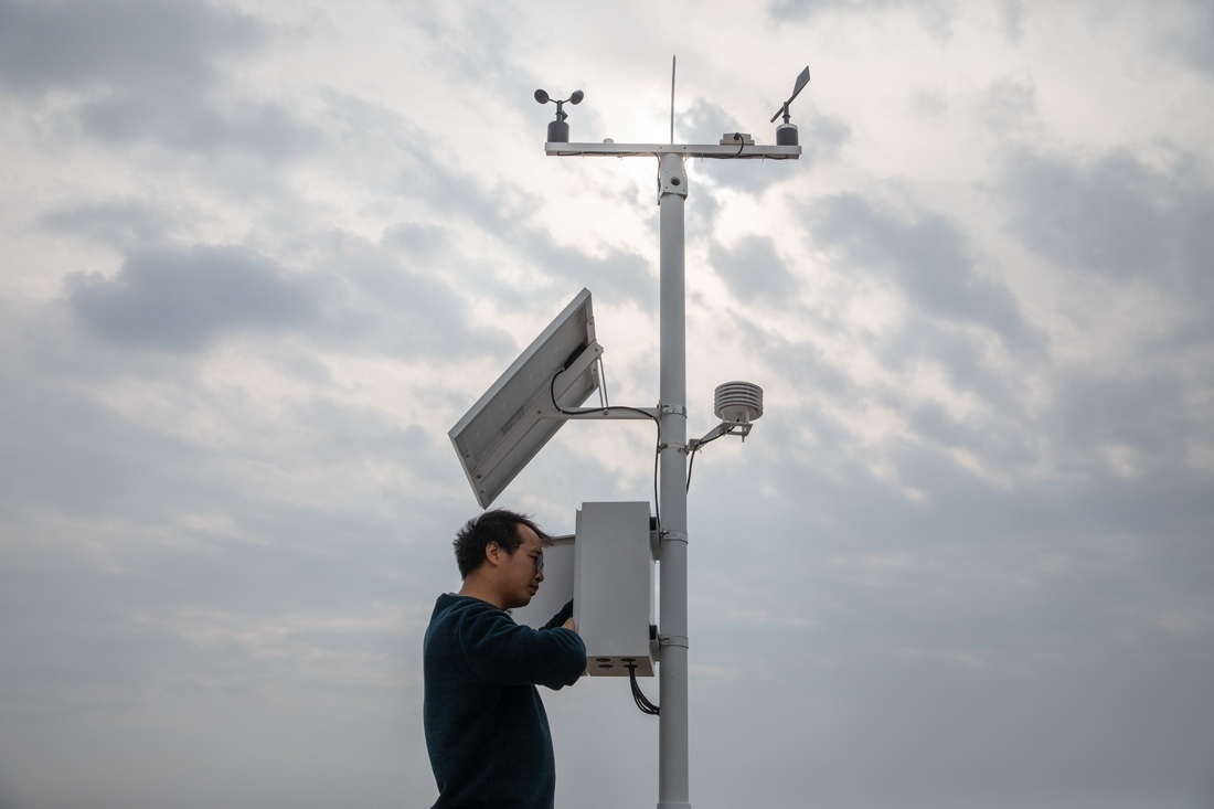 在北大荒集團(tuán)閆家崗農(nóng)場(chǎng)有限公司農(nóng)業(yè)現(xiàn)代化示范區(qū)，工作人員在調(diào)試氣象設(shè)備（4月27日攝）。新華社記者 張濤 攝