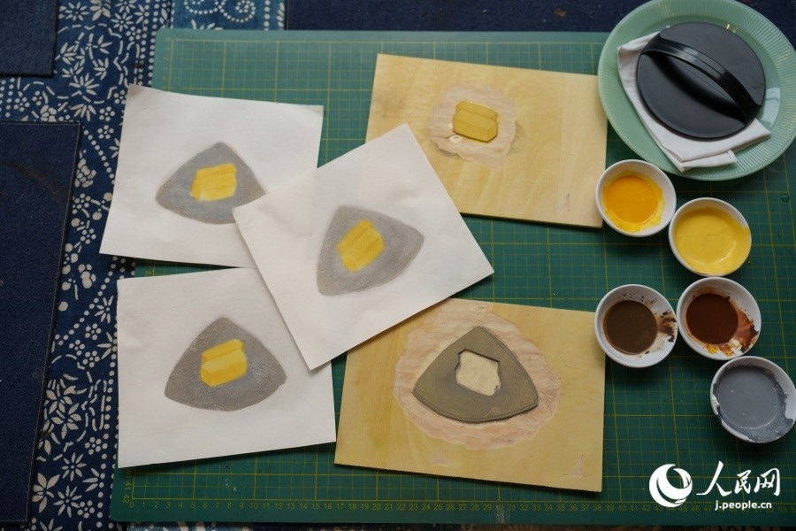 圖為丁未堂創(chuàng)作的木版畫及木版。人民網(wǎng)記者 張若涵攝