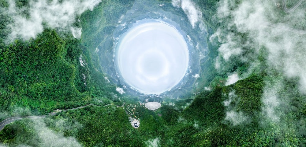 6月22日拍攝的“中國天眼”全景（維護保養(yǎng)期間拍攝，無人機全景拼接照片）。新華社記者 歐東衢 攝