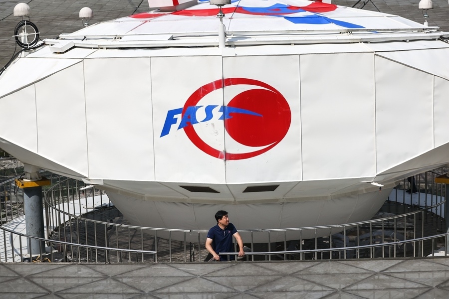 2022年8月25日，F(xiàn)AST運行和發(fā)展中心常務(wù)副主任、總工程師姜鵬在饋源艙前（維護保養(yǎng)期間拍攝）。新華社記者 歐東衢 攝