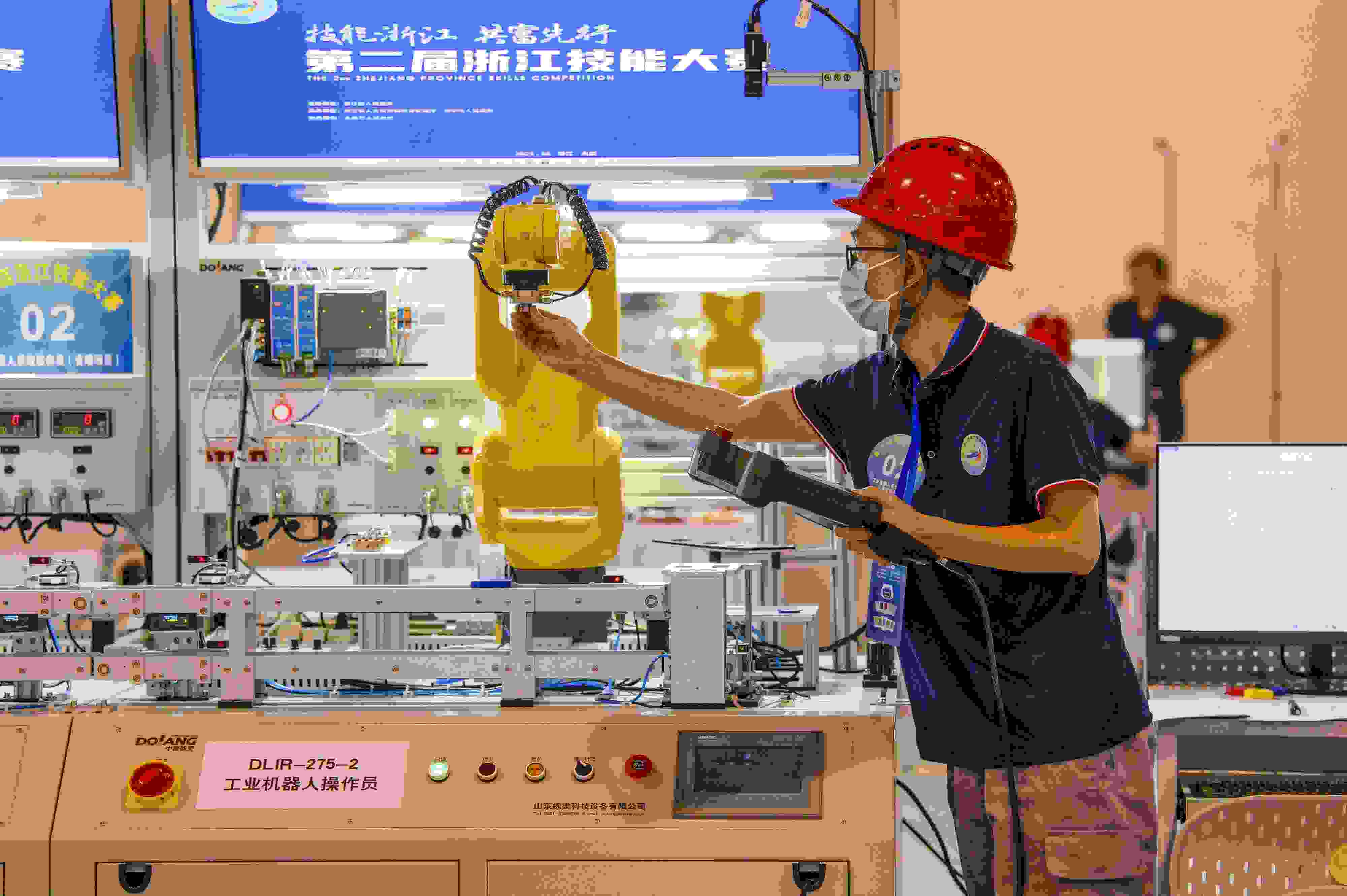 2023年6月19日，第二屆浙江技能大賽在永康市國際會展中心舉行。參賽選手在進(jìn)行工業(yè)機(jī)器人系統(tǒng)操作員項(xiàng)目比賽。