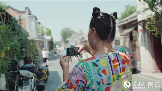 柳芭在胡同里采風(fēng)。人民網(wǎng) 張若涵攝