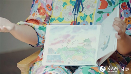 柳芭向人民網(wǎng)記者展示自己的作品。人民網(wǎng) 張若涵攝