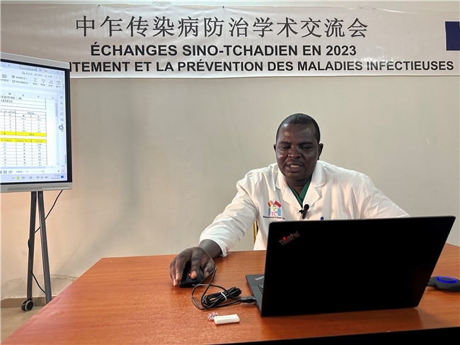 圖為中乍友誼醫(yī)院兒科護士長穆罕默德·阿米勒·阿里授課。中國援乍得醫(yī)療隊供圖