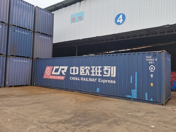 即將以“中老鐵路+中歐班列”模式過境運輸?shù)募b箱。朱益孝攝