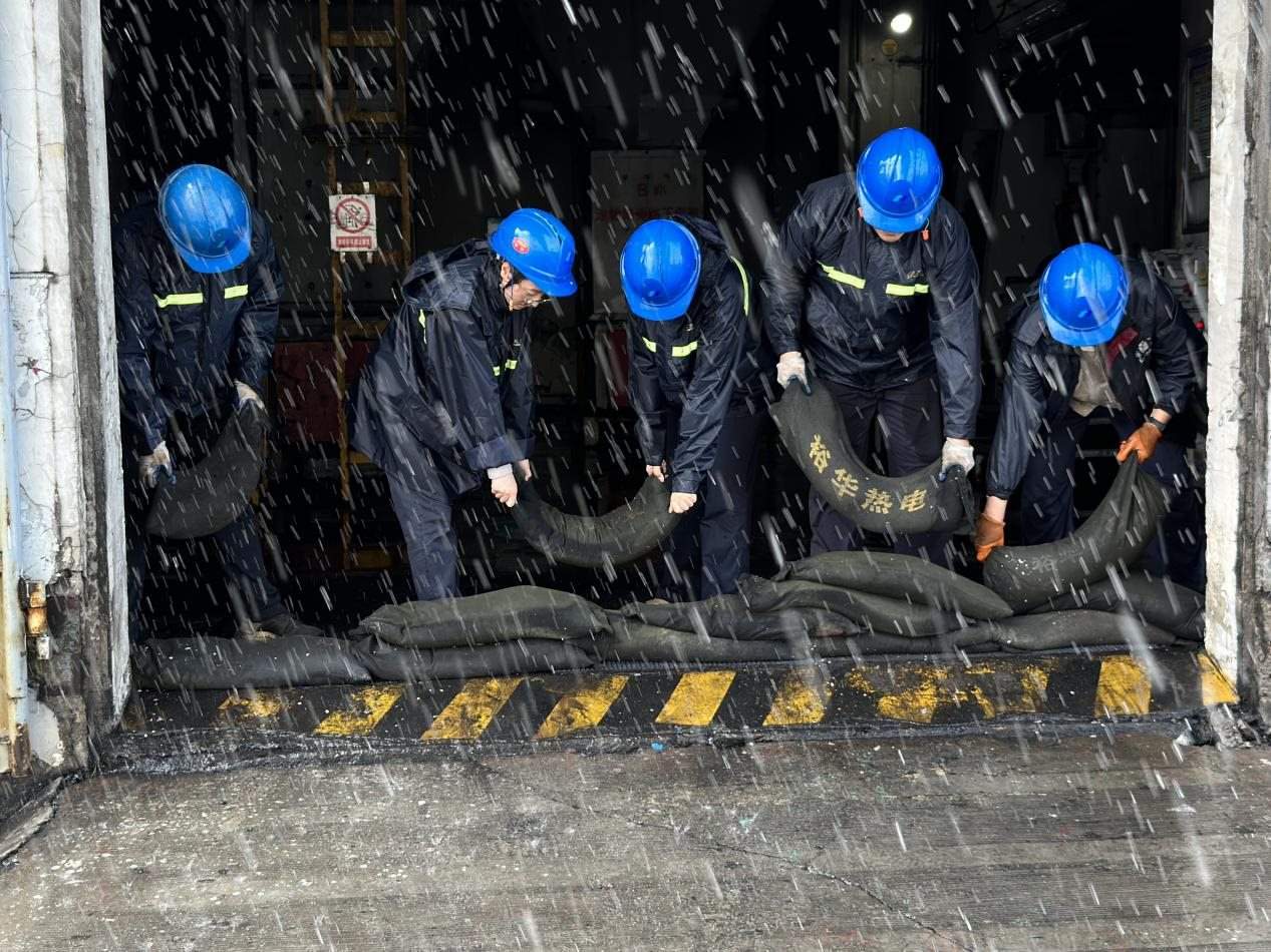 中國華電河北公司職工在廠房門口布置防汛沙袋。 受訪者供圖