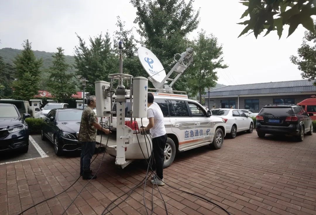工作人員正在進行通信搶修。 受訪者供圖