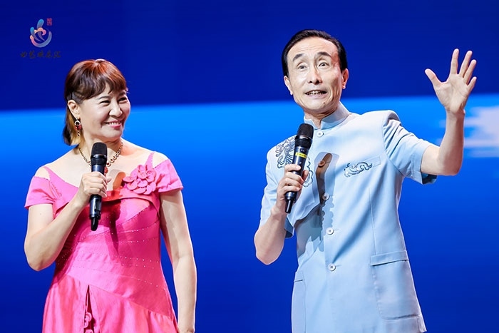 小品表演藝術家鞏漢林、金珠在演出現(xiàn)場。主辦方供圖