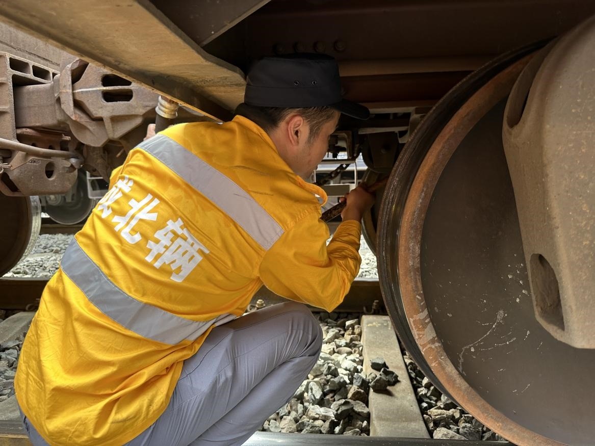 劉偉在進行列車檢查工作。人民網(wǎng) 王紹紹攝