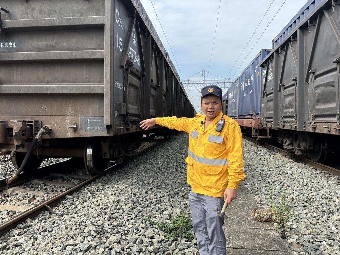 劉偉在向記者介紹檢車注意事項。人民網(wǎng) 王紹紹攝