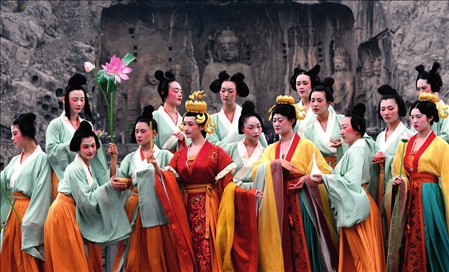 演員在洛陽(yáng)龍門(mén)石窟景區(qū)禮佛臺(tái)演繹《文昭皇后禮佛圖》（2021年4月25日攝）李安攝 / 本刊