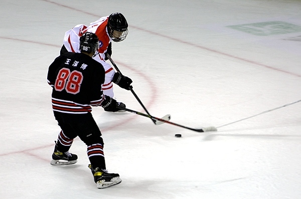 陜西隊(duì)球員馬思成與黑龍江隊(duì)球員王泓博爭搶。人民網(wǎng)記者 胡雪蓉?cái)z