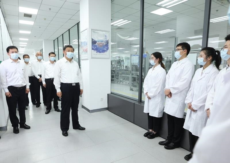 2023年7月6日，習(xí)近平總書記在江蘇南京市考察南瑞集團(tuán)有限公司，同年輕研發(fā)人員親切交流。