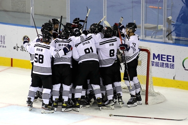 內(nèi)蒙古隊(duì)球員慶祝比賽勝利。人民網(wǎng)記者 胡雪蓉?cái)z