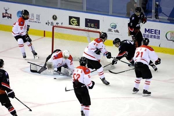 門(mén)前混戰(zhàn)。人民網(wǎng)記者 胡雪蓉?cái)z