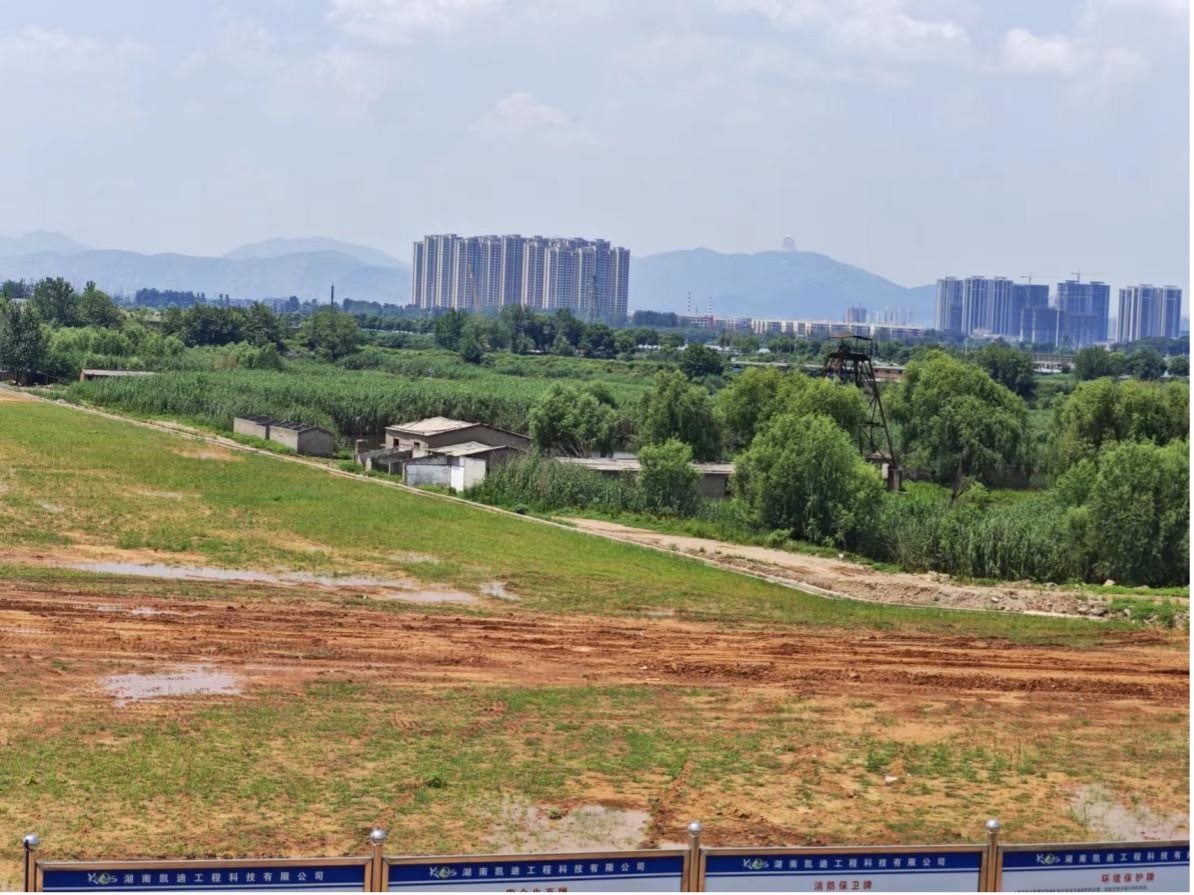 完全淹沒區(qū)（左）和部分淹沒區(qū)（右）分界。 人民網(wǎng)記者 黃鈺攝