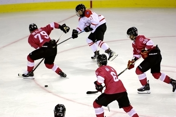 重慶隊(duì)球員常久遠(yuǎn)(左)與陜西隊(duì)球員呂知宜拼搶。人民網(wǎng)記者 胡雪蓉?cái)z