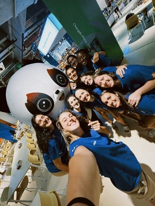 葡萄牙女籃隊(duì)員在成都大運(yùn)村自拍。 受訪(fǎng)者供圖