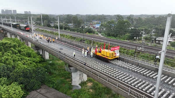 防東鐵路鋪軌現(xiàn)場航拍。
