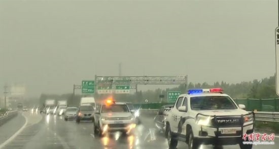 8月2日，京港澳高速，高速交警涿州大隊警車帶道引導救援物資車隊進入涿州災區(qū)。